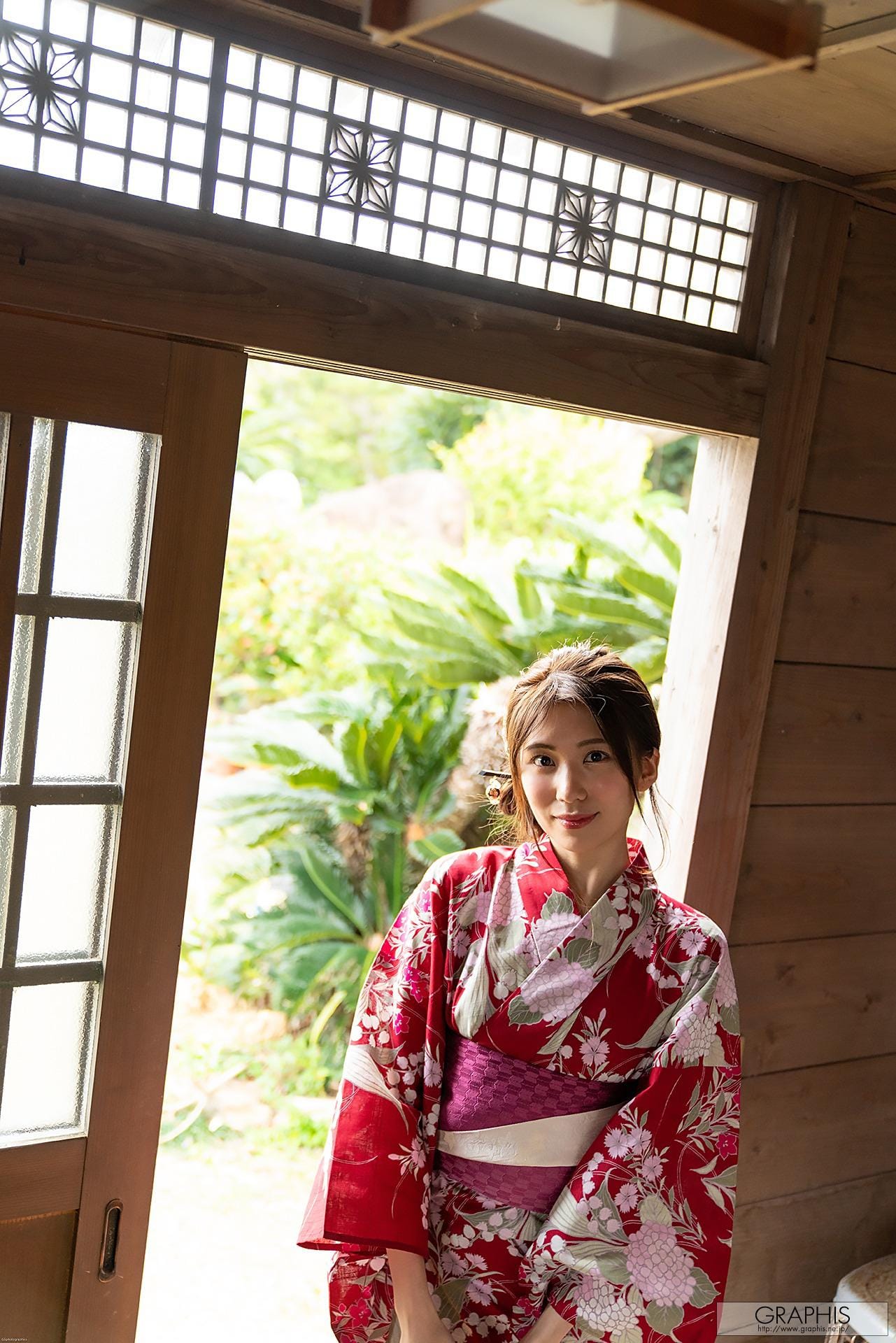 山岸逢花展现日本女神白嫩肌肤与极致御姐姿态